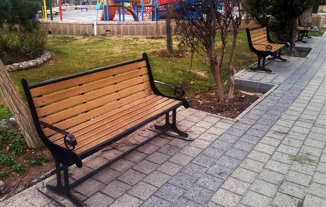 نوسازی، بهسازی و رنگ‌آمیزی مبلمان و تجهیزات پارکی بوستان‌های قم در آستانه نوروز